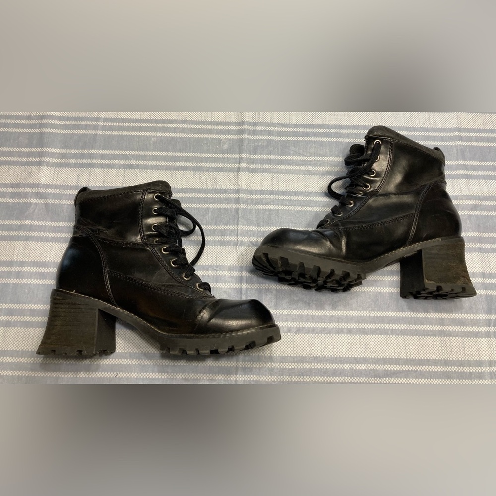 💛TODAY***$15***MIA “SHAWNA” black lace-up, heeled booties.